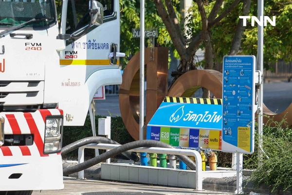 รูป-ยังมีน้ำมันสำรอง รถน้ำมันเข้าเติมน้ำมันบริเวณปั้มในพื้นที่ กทม. หลังปิดป้ายน้ำมันหมดบางชนิด-8