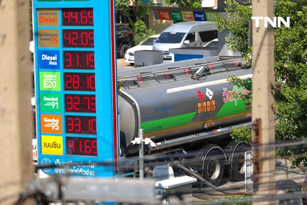 รูป-ยังมีน้ำมันสำรอง รถน้ำมันเข้าเติมน้ำมันบริเวณปั้มในพื้นที่ กทม. หลังปิดป้ายน้ำมันหมดบางชนิด-13