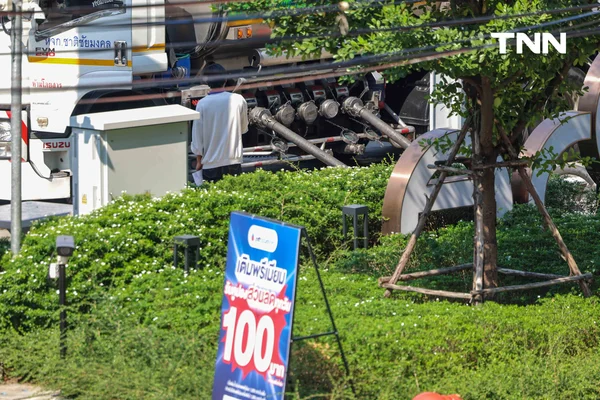 รูป-ยังมีน้ำมันสำรอง รถน้ำมันเข้าเติมน้ำมันบริเวณปั้มในพื้นที่ กทม. หลังปิดป้ายน้ำมันหมดบางชนิด-14