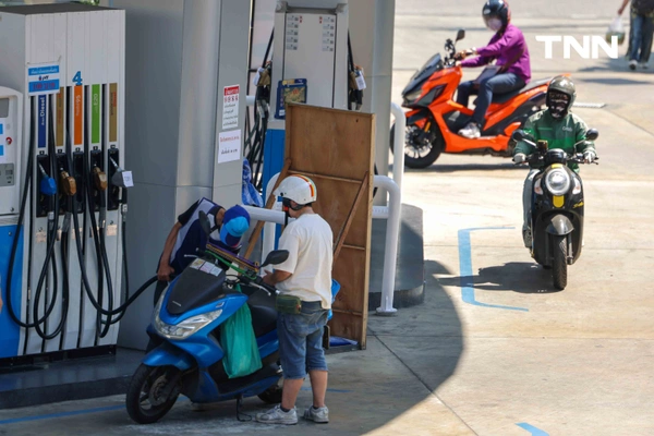 รูป-ยังมีน้ำมันสำรอง รถน้ำมันเข้าเติมน้ำมันบริเวณปั้มในพื้นที่ กทม. หลังปิดป้ายน้ำมันหมดบางชนิด-4