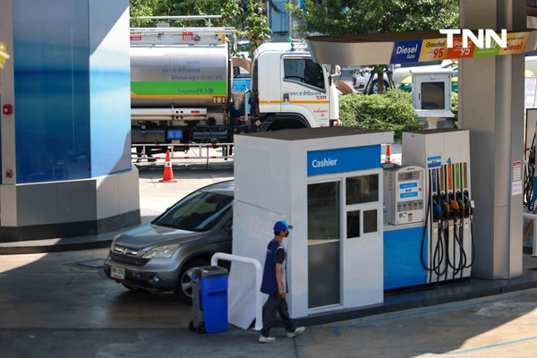 รูป-ยังมีน้ำมันสำรอง รถน้ำมันเข้าเติมน้ำมันบริเวณปั้มในพื้นที่ กทม. หลังปิดป้ายน้ำมันหมดบางชนิด-6