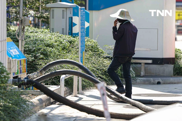 รูป-ยังมีน้ำมันสำรอง รถน้ำมันเข้าเติมน้ำมันบริเวณปั้มในพื้นที่ กทม. หลังปิดป้ายน้ำมันหมดบางชนิด-9