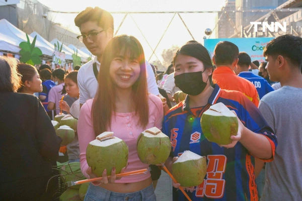 รูป-ธนชาต-MBK ผนึกกำลังพันธมิตรแจกมะพร้าว 10,000 ลูก ช่วยเกษตรกรแก้วิกฤตราคาตกต่ำ-16