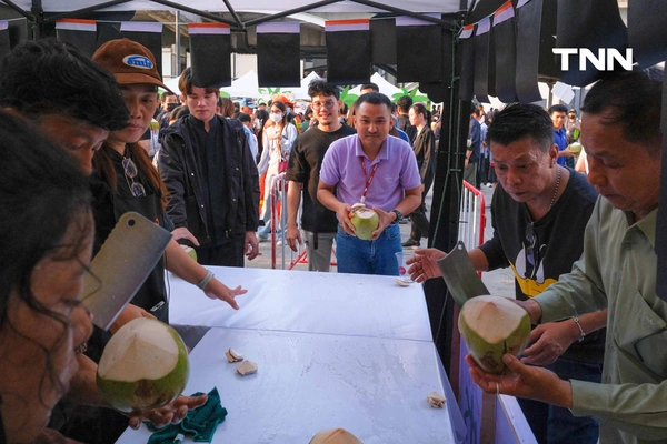 รูป-ธนชาต-MBK ผนึกกำลังพันธมิตรแจกมะพร้าว 10,000 ลูก ช่วยเกษตรกรแก้วิกฤตราคาตกต่ำ-19