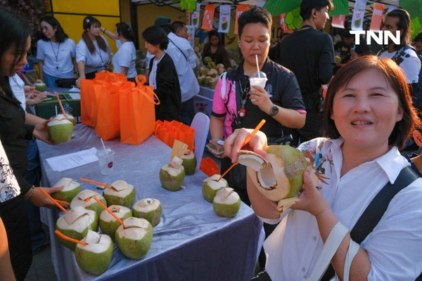 รูป-ธนชาต-MBK ผนึกกำลังพันธมิตรแจกมะพร้าว 10,000 ลูก ช่วยเกษตรกรแก้วิกฤตราคาตกต่ำ-10