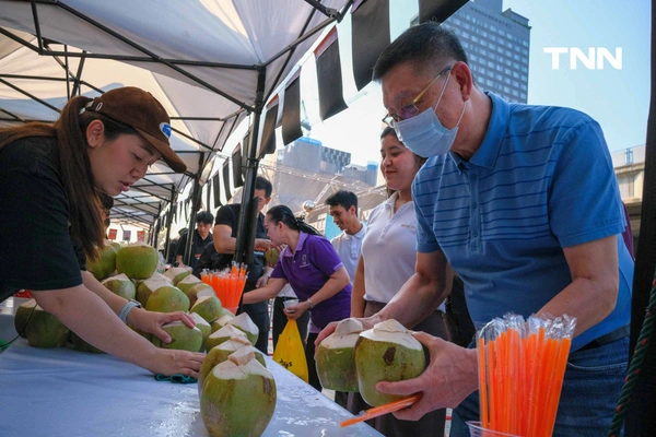 รูป-ธนชาต-MBK ผนึกกำลังพันธมิตรแจกมะพร้าว 10,000 ลูก ช่วยเกษตรกรแก้วิกฤตราคาตกต่ำ-12