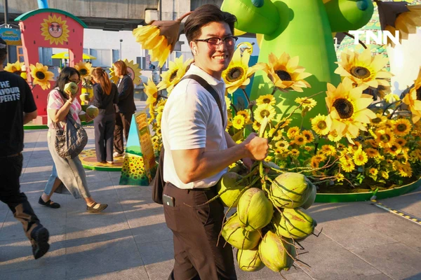 รูป-ธนชาต-MBK ผนึกกำลังพันธมิตรแจกมะพร้าว 10,000 ลูก ช่วยเกษตรกรแก้วิกฤตราคาตกต่ำ-17