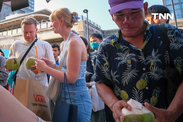 รูป-ธนชาต-MBK ผนึกกำลังพันธมิตรแจกมะพร้าว 10,000 ลูก ช่วยเกษตรกรแก้วิกฤตราคาตกต่ำ-15