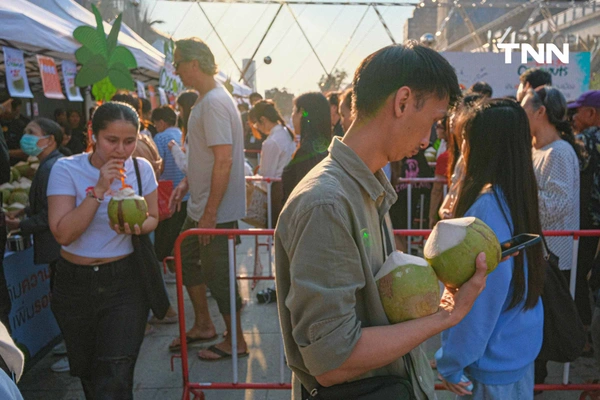 รูป-ธนชาต-MBK ผนึกกำลังพันธมิตรแจกมะพร้าว 10,000 ลูก ช่วยเกษตรกรแก้วิกฤตราคาตกต่ำ-8