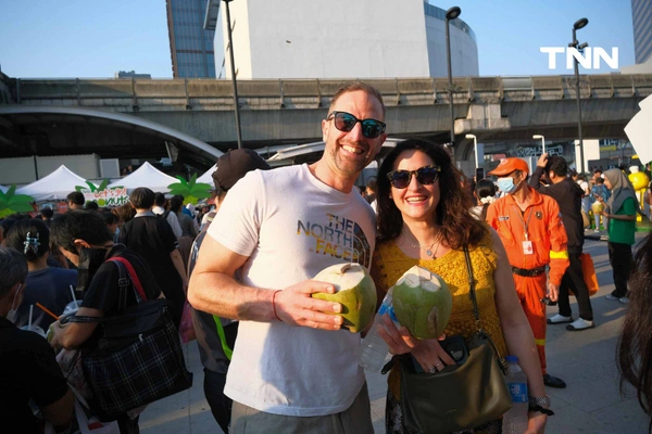 รูป-ธนชาต-MBK ผนึกกำลังพันธมิตรแจกมะพร้าว 10,000 ลูก ช่วยเกษตรกรแก้วิกฤตราคาตกต่ำ-6