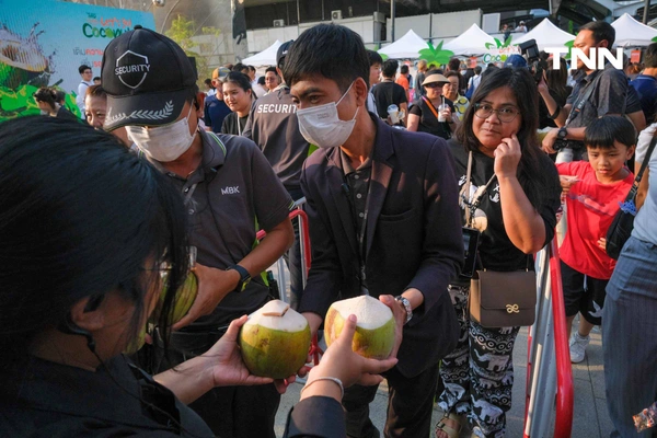 รูป-ธนชาต-MBK ผนึกกำลังพันธมิตรแจกมะพร้าว 10,000 ลูก ช่วยเกษตรกรแก้วิกฤตราคาตกต่ำ-7