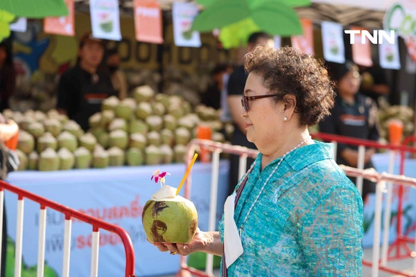 รูป-ธนชาต-MBK ผนึกกำลังพันธมิตรแจกมะพร้าว 10,000 ลูก ช่วยเกษตรกรแก้วิกฤตราคาตกต่ำ-23