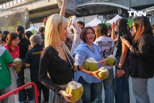 รูป-ธนชาต-MBK ผนึกกำลังพันธมิตรแจกมะพร้าว 10,000 ลูก ช่วยเกษตรกรแก้วิกฤตราคาตกต่ำ-11