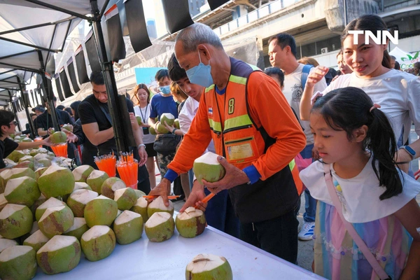 รูป-ธนชาต-MBK ผนึกกำลังพันธมิตรแจกมะพร้าว 10,000 ลูก ช่วยเกษตรกรแก้วิกฤตราคาตกต่ำ-14