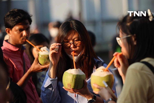 รูป-ธนชาต-MBK ผนึกกำลังพันธมิตรแจกมะพร้าว 10,000 ลูก ช่วยเกษตรกรแก้วิกฤตราคาตกต่ำ-24