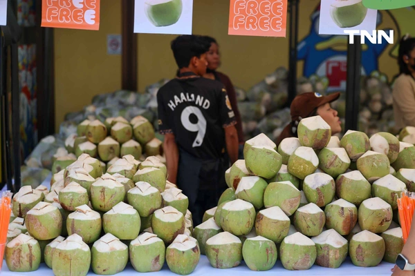 รูป-ธนชาต-MBK ผนึกกำลังพันธมิตรแจกมะพร้าว 10,000 ลูก ช่วยเกษตรกรแก้วิกฤตราคาตกต่ำ-21