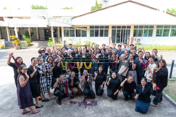 รูป-สานพระดำริ “ผ้าไทยใส่ให้สนุก” ต่อยอดภูมิปัญญาแฟชั่นยั่งยืน สร้างมูลค่าสู่ชุมชน-23