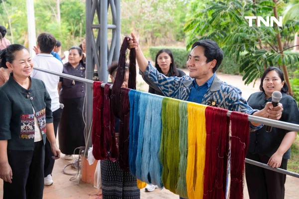 รูป-สานพระดำริ “ผ้าไทยใส่ให้สนุก” ต่อยอดภูมิปัญญาแฟชั่นยั่งยืน สร้างมูลค่าสู่ชุมชน-19