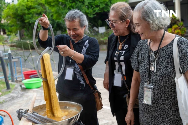 รูป-สานพระดำริ “ผ้าไทยใส่ให้สนุก” ต่อยอดภูมิปัญญาแฟชั่นยั่งยืน สร้างมูลค่าสู่ชุมชน-11