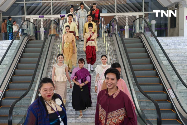 รูป-'ซาบีดา' สวมชุดไทยเรือนต้นร่วมรำปลุกกระแส "ภูมิใจแต่งไทย" ทั่วประเทศ-15