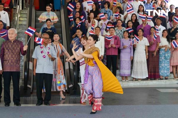 รูป-'ซาบีดา' สวมชุดไทยเรือนต้นร่วมรำปลุกกระแส "ภูมิใจแต่งไทย" ทั่วประเทศ-10