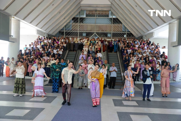 รูป-'ซาบีดา' สวมชุดไทยเรือนต้นร่วมรำปลุกกระแส "ภูมิใจแต่งไทย" ทั่วประเทศ-12