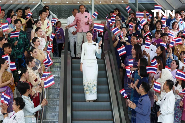 รูป-'ซาบีดา' สวมชุดไทยเรือนต้นร่วมรำปลุกกระแส "ภูมิใจแต่งไทย" ทั่วประเทศ-8