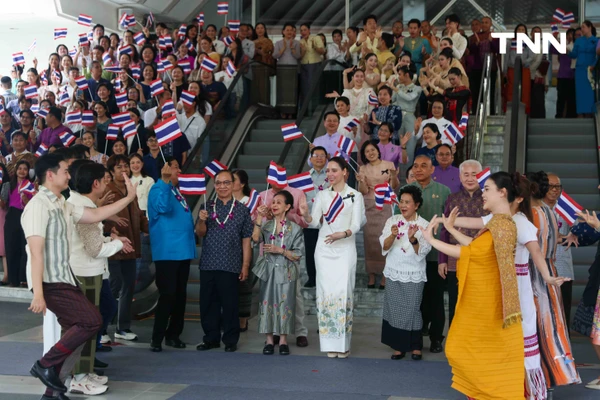 รูป-'ซาบีดา' สวมชุดไทยเรือนต้นร่วมรำปลุกกระแส "ภูมิใจแต่งไทย" ทั่วประเทศ-11