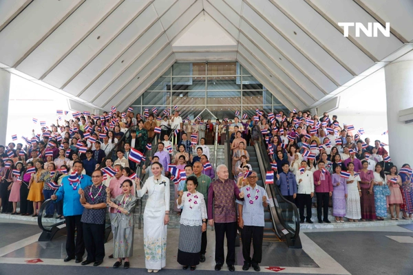 รูป-'ซาบีดา' สวมชุดไทยเรือนต้นร่วมรำปลุกกระแส "ภูมิใจแต่งไทย" ทั่วประเทศ-9