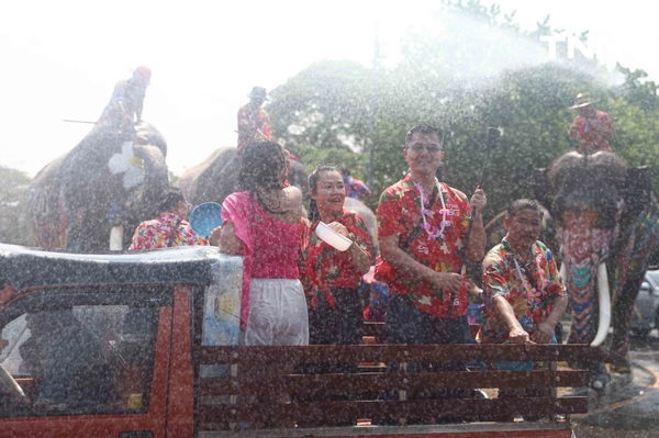 รูป-สีสันกรุงเก่า ช้าง 10 เชือกเพนต์ลายสวยงาม ร่วมเล่นน้ำรับมหาสงกรานต์อยุธยาปี 69-18