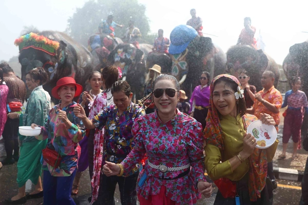 รูป-สีสันกรุงเก่า ช้าง 10 เชือกเพนต์ลายสวยงาม ร่วมเล่นน้ำรับมหาสงกรานต์อยุธยาปี 69-19