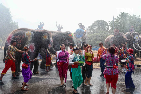 รูป-สีสันกรุงเก่า ช้าง 10 เชือกเพนต์ลายสวยงาม ร่วมเล่นน้ำรับมหาสงกรานต์อยุธยาปี 69-16