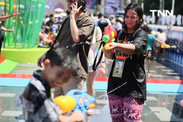 รูป-เปิดก่อนสงกรานต์ไอคอนสยามเล่นน้ำคลายร้อนริมแม่น้ำเจ้าพระยา-17