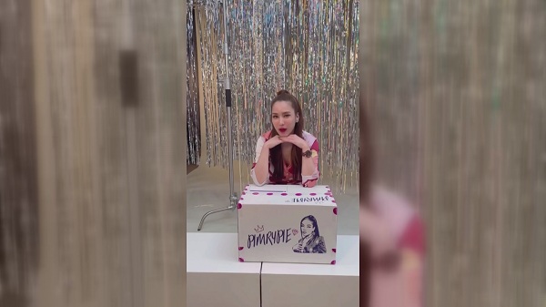 คุ้มเกิน “จั๊กจั่น” รีวิวกล่องสุ่ม “พิมรี่พาย” จนเกิดดราม่า  (มีคลิป)