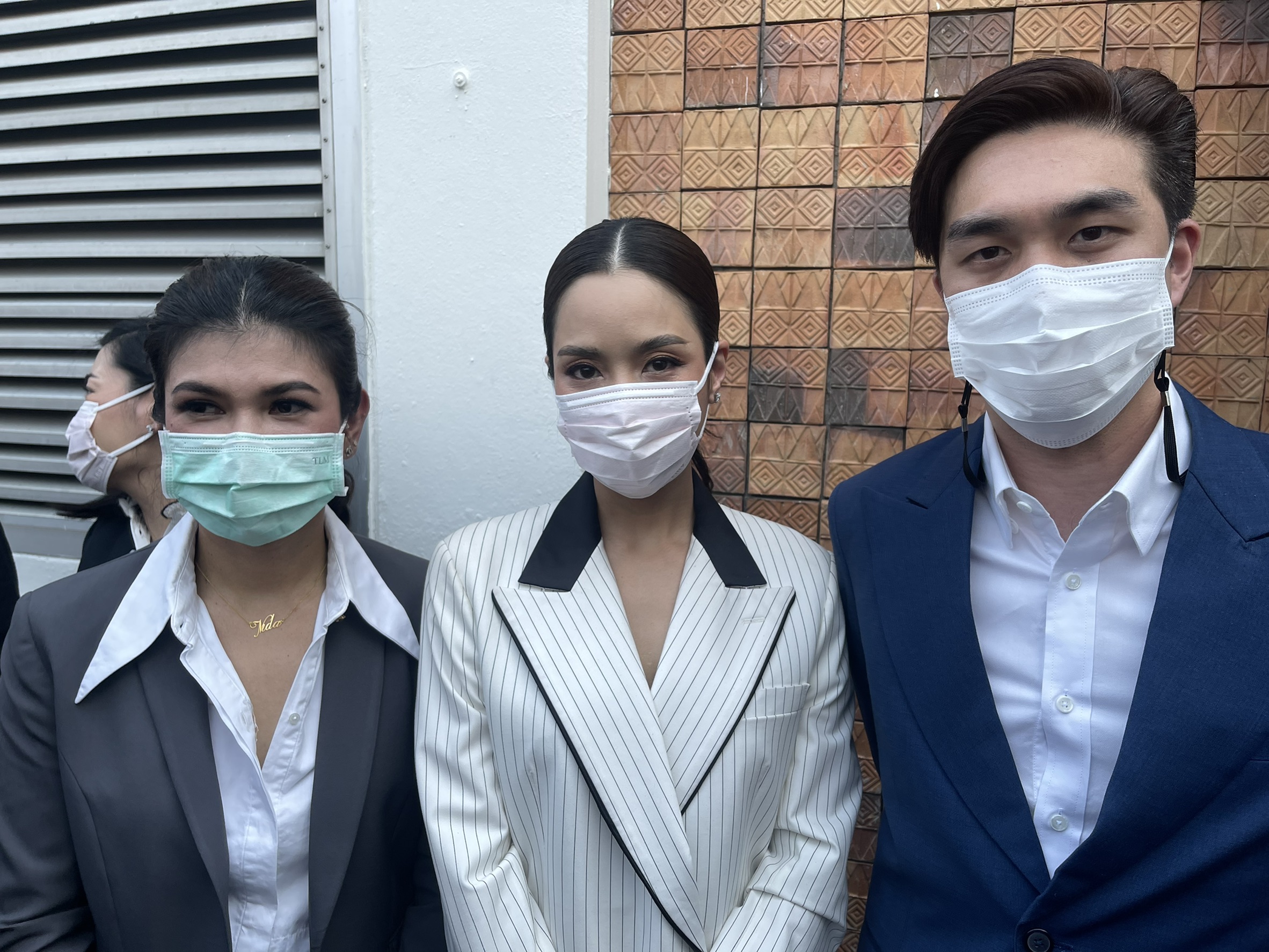 จั๊กจั่น ควง เค วัฒนา พร้อมทนาย เสียงสั่น เปิดใจไม่มีทางยอมความคนผิด ดำเนินคดีถึงที่สุด