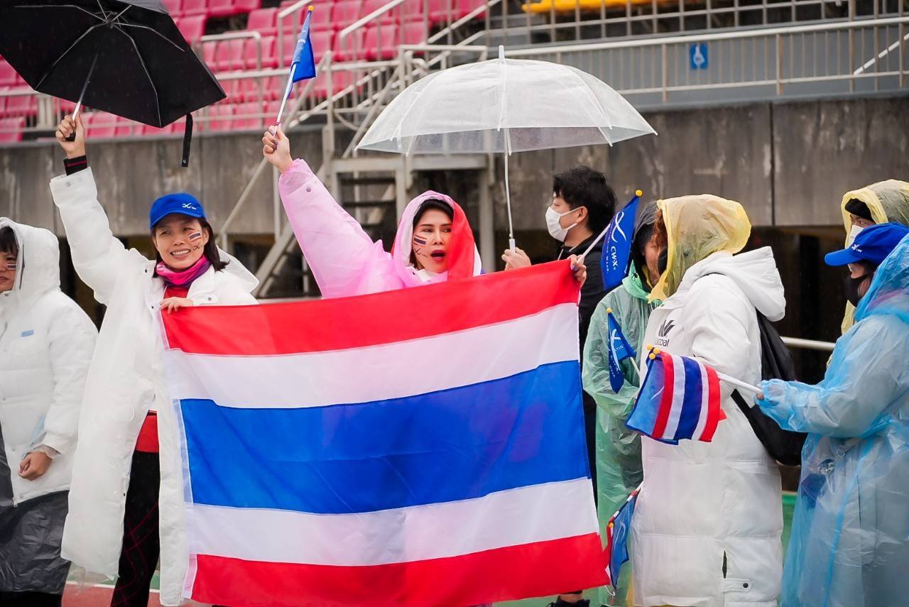เต๋า สมชาย โชว์ซีนหวานจูบปากภรรยาขอกำลังใจวิ่ง KYOTO MARATHON 2023