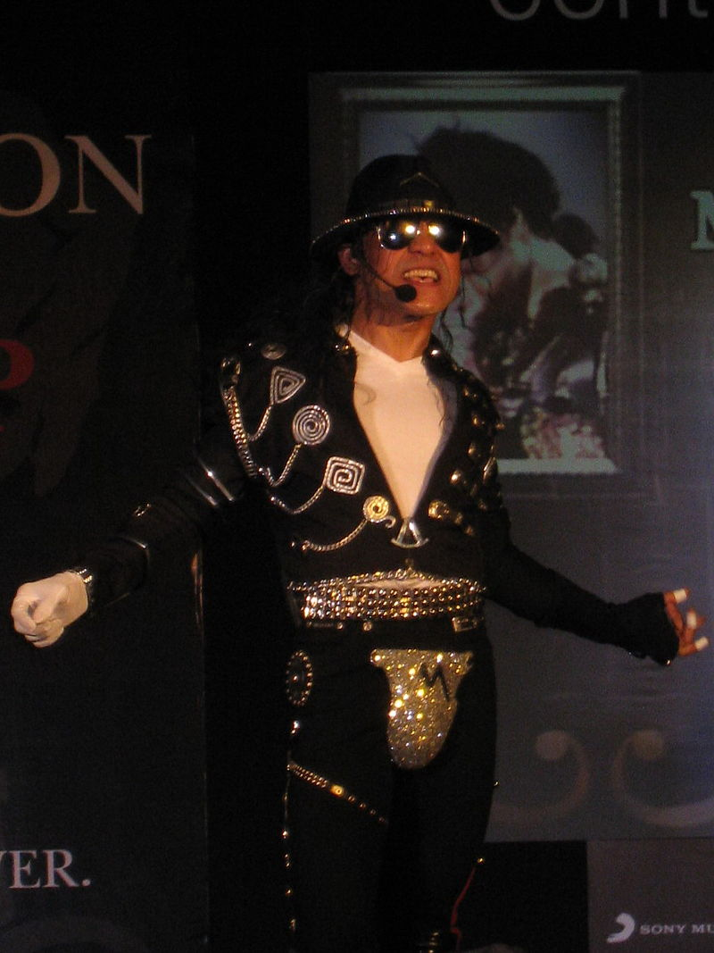 แห่ให้กำลังใจ ไมเคิ่น ตั๋ง ก็อปปี้โชว์ชื่อดัง ขายของในตลาดนัด แห่ให้กำลังใจ ไมเคิ่น ตั๋ง ก็อปปี้โชว์ชื่อดัง ขายของในตลาดนัด