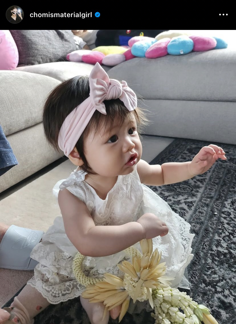 น่ารักเกินไปไหม! ชมพู่ เผยภาพ สายฟ้า-พายุ-แอบิเกล มอบพวงมาลัยให้คุณพ่อ น็อต