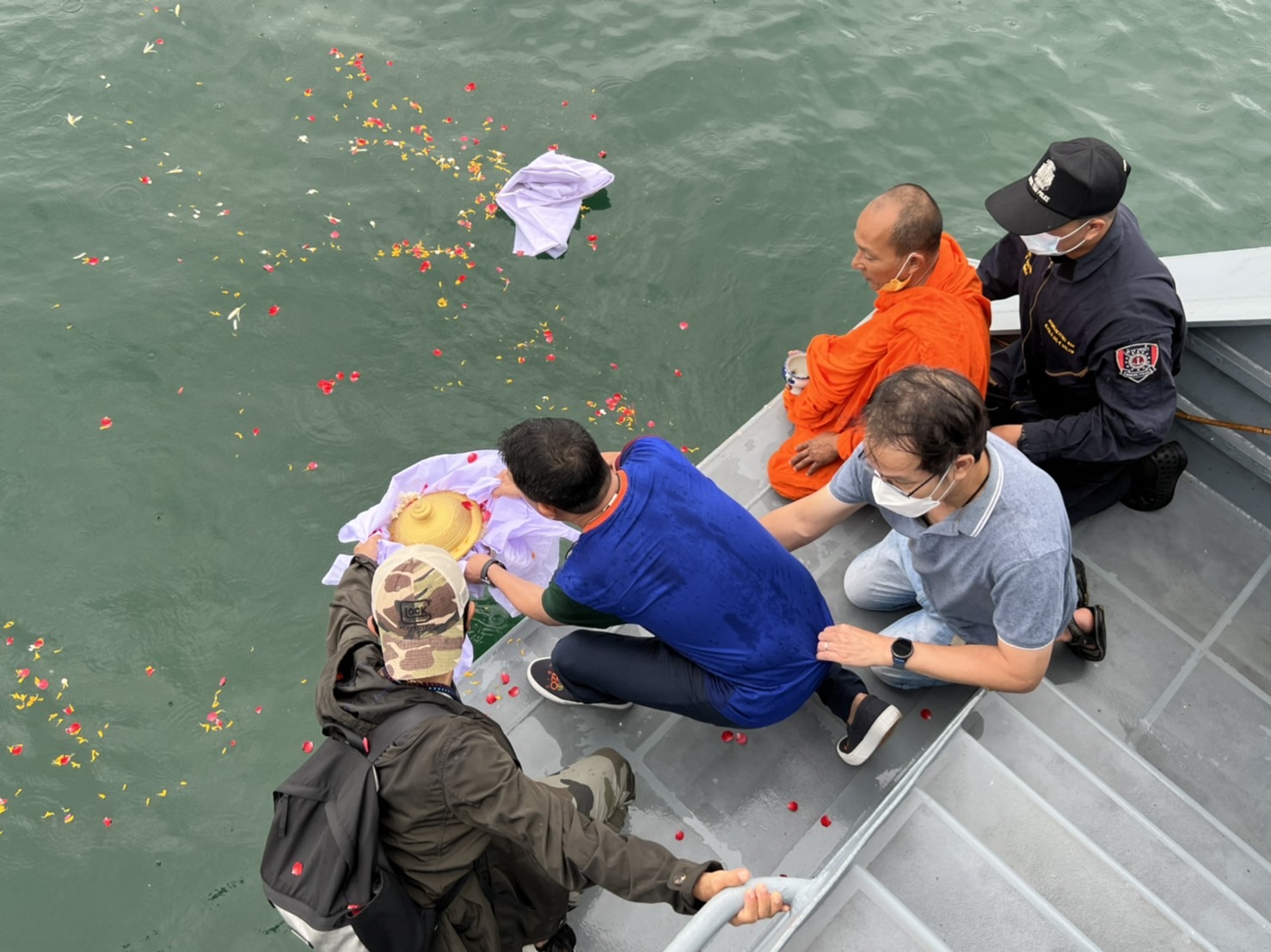 เหล่าคนบันเทิง ร่วมพิธีลอยอังคาร หม่อมหลวงพันธุ์เทวนพ เทวกุล เหล่าคนบันเทิง ร่วมพิธีลอยอังคาร หม่อมหลวงพันธุ์เทวนพ เทวกุล