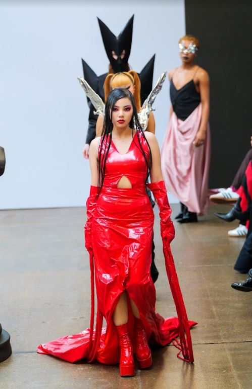 กรี๊ดดังๆ วันเดอร์เฟรม เดินเปิดแฟนชั่นโชว์ที่  London Fashion Week 2023