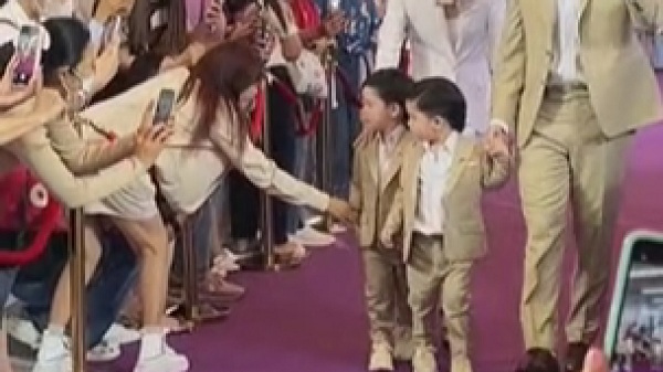 บีม – ออย เปิดใจดราม่าแฟนคลับจู่โจมจับตัวลูก (มีคลิป) บีม – ออย เปิดใจดราม่าแฟนคลับจู่โจมจับตัวลูก (มีคลิป)