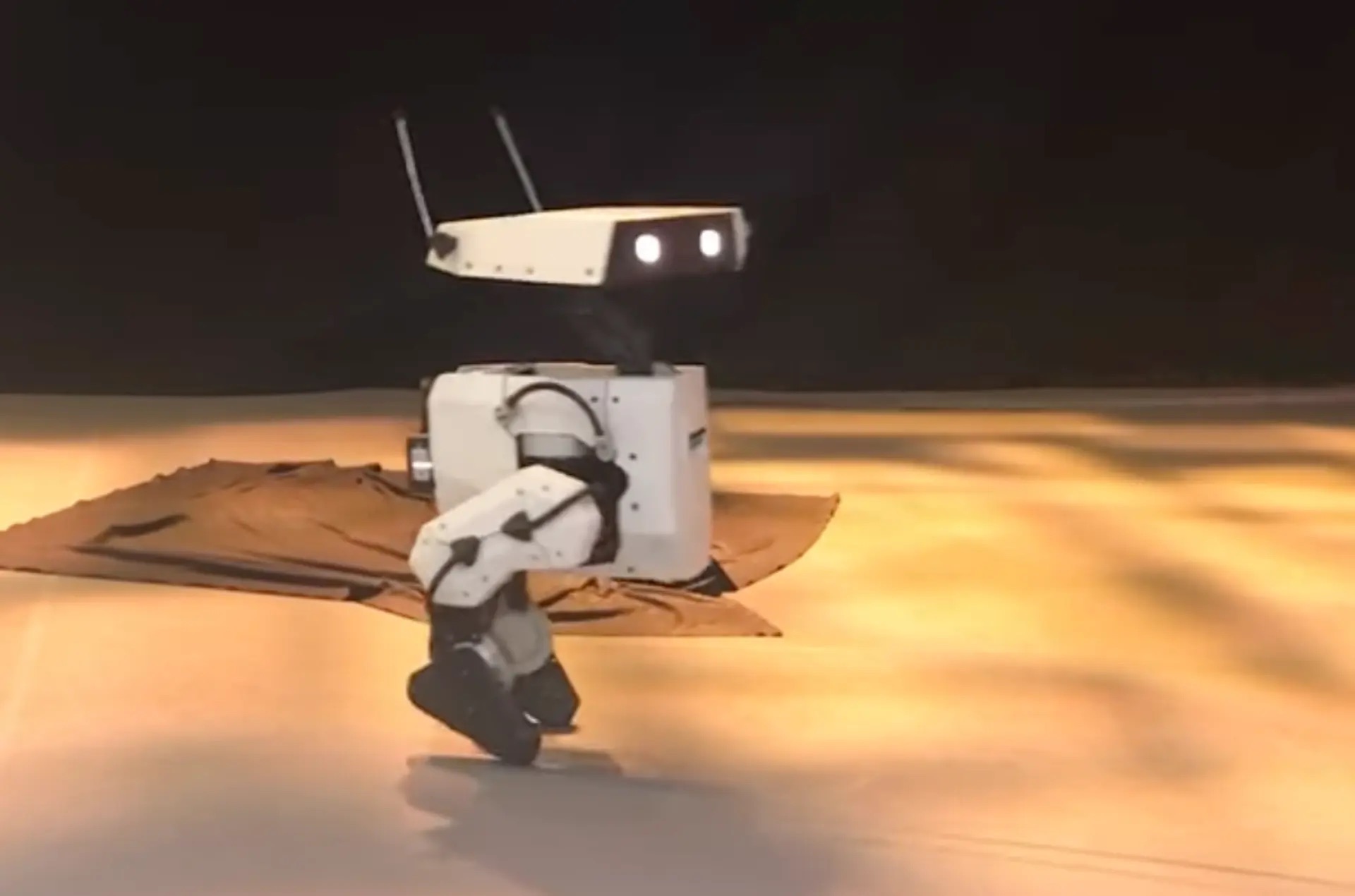 ดิสนีย์เผยโฉมหุ่นยนต์ 2 เท้า แสดงท่าทางได้หลากหลาย น่ารักคล้าย Wall-e ดิสนีย์เผยโฉมหุ่นยนต์ 2 เท้า แสดงท่าทางได้หลากหลาย น่ารักคล้าย Wall-e