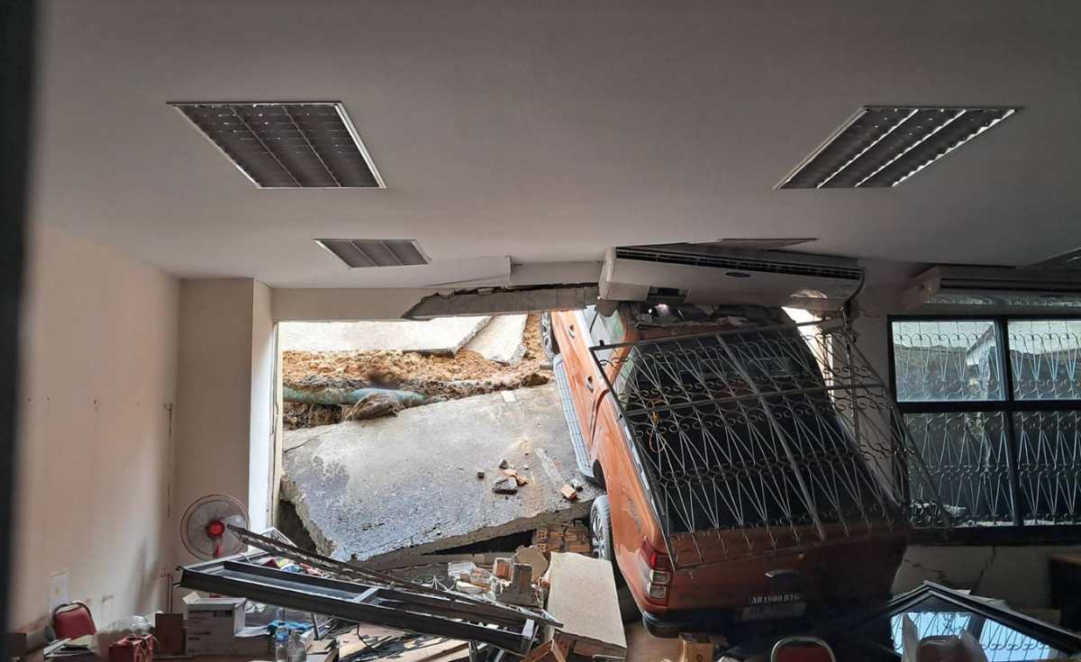 ดินภูเขาสไลด์ดันที่จอดรถเทศบาลเบตงถล่ม ดินภูเขาสไลด์ดันที่จอดรถเทศบาลเบตงถล่ม