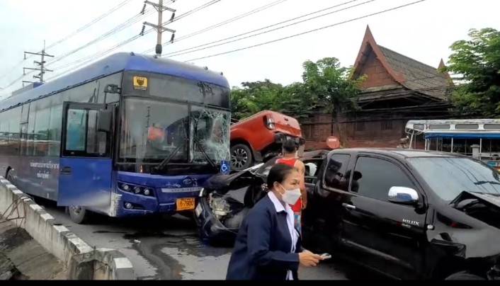 เปิดนาทีระทึก! รถเมล์เบรคแตก ชนรวดกว่า 10 คัน เปิดนาทีระทึก! รถเมล์เบรคแตก ชนรวดกว่า 10 คัน