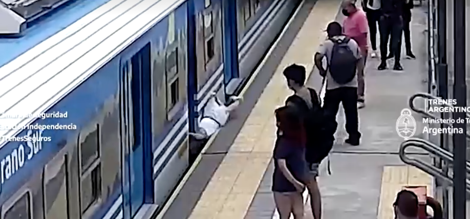 เปิดนาทีระทึก!สาวตกลงไปในช่องชานชาลารถไฟกำลังวิ่ง รอดปาฏิหาริย์ 