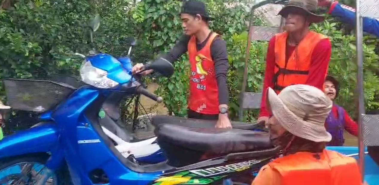 โคราชอ่วม! ลำน้ำมาศทะลักท่วม สูงกว่า 2 เมตร ชาวบ้านติดเกาะ-เร่งช่วยเหลือด่วน