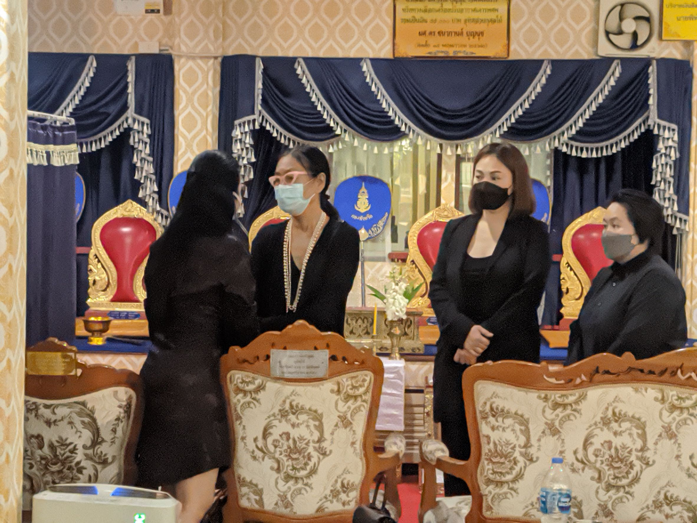 บรรยากาศพิธีรดน้ำศพอดีตนักแสดง ผิง พิมพาภ บรรยากาศพิธีรดน้ำศพอดีตนักแสดง ผิง พิมพาภ