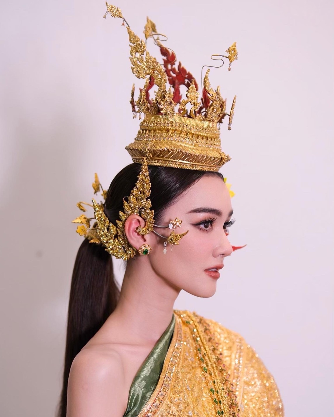 แปลงโฉมเป็นนางสงกรานต์ เดียร์น่า สวมชุดไทย นั่งเสลี่ยงบนหลังช้าง 