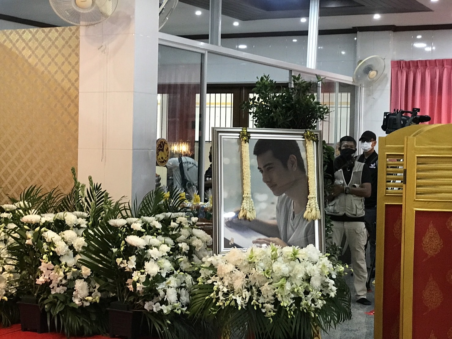 คนบันเทิงร่วมพิธีรดน้ำศพ  บีม  ปภังกร  