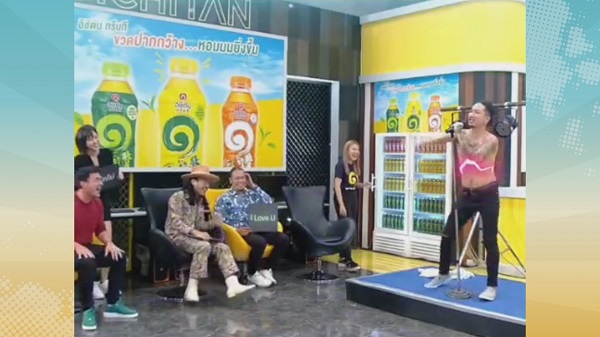 เต็มคาราเบล โตโน่ ภาคิน กระโดดน้ำขณะโชว์ร้องเพลง   (มีคลิป)